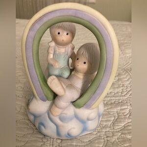 1985 MANN CERAMIC MUSIC BOX Somewhere Over The Rainbow SMALL BOY/GIRL ON CLOUD